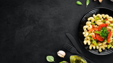 Sebzeli Makarna. Siyah bir arka planda. Üst görünüm. Metniniz için boş alan.