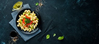 Sebzeli Makarna. Siyah bir arka planda. Üst görünüm. Metniniz için boş alan.