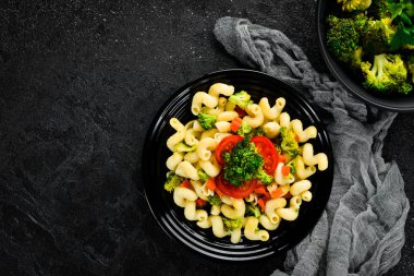 Sebzeli Makarna. Siyah bir arka planda. Üst görünüm. Metniniz için boş alan.