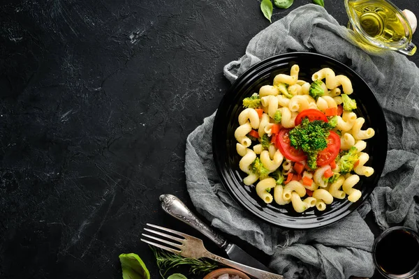 Sebzeli Makarna. Siyah bir arka planda. Üst görünüm. Metniniz için boş alan.