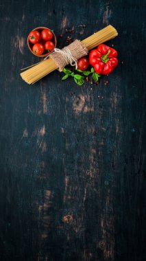 Kuru p. Asta. Makarna ve taze sebzeler. Üst görünüm. Beyaz ahşap bir arka planda. Ücretsiz kopya alanı