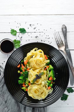 Sebzeli Makarna. İtalyan geleneksel mutfağı. Üst görünüm. Beyaz bir arka planda. Ücretsiz kopya alanı.