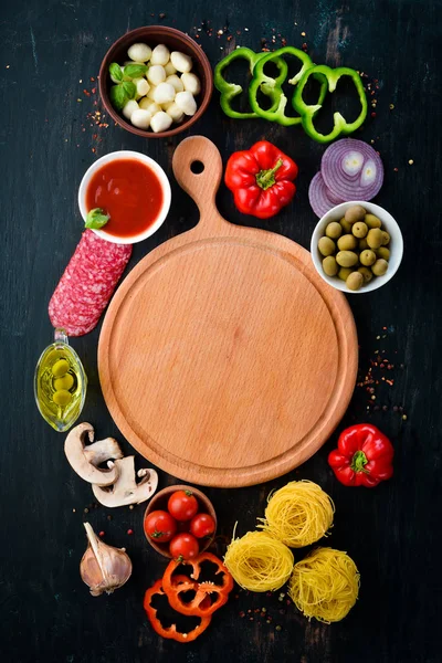 Ingredientes Para Cozinhar Massa Massa Seca Cogumelos Salsichas Tomates Legumes — Fotografia de Stock