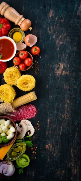 Ingredientes Para Cozinhar Massa Massa Seca Cogumelos Salsichas Tomates Legumes — Fotografia de Stock