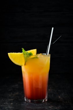 Taylor kokteyl portakal suyu, cin ve Grenadine. Bardakta alkollü kokteyl. Ahşap bir arka planda. Üst görünüm. Ücretsiz kopya alanı.