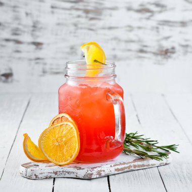 Portakal alkollü kokteyl. Portakal suyu, ROM, Grenadine, turuncu. Ahşap bir arka planda. Üst görünüm. Ücretsiz kopya alanı.