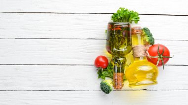 Beyaz bir arka planda bir kavanozda zeytin yağı. Üst görünüm. Ücretsiz kopya alanı