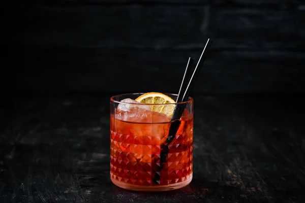 Negroni Sprits Alkoholhaltig Cocktail Ett Glas Trä Bakgrund Topp Fritt — Stockfoto