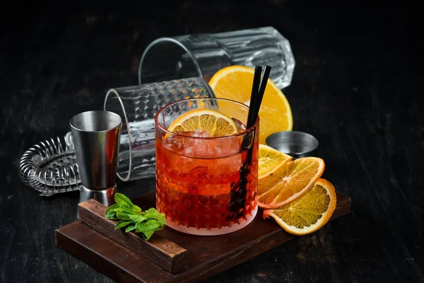 Negroni Sprits Cóctel Alcohólico Una Copa Sobre Fondo Madera Vista — Foto de Stock