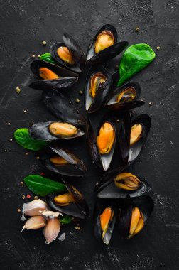 Bir tabak baharatlar ile haşlanmış midye. Üst görünüm. Metniniz için boş alan. Eski arka planda.