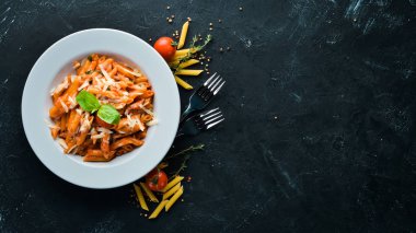 Bacon ve kiraz domates ile makarna pene. İtalyanca yemek metniniz için boş alan. Üst görünüm.