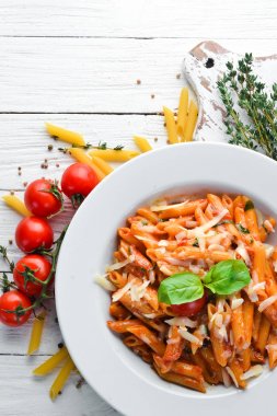 Bacon ve kiraz domates ile makarna pene. İtalyanca yemek metniniz için boş alan. Üst görünüm.