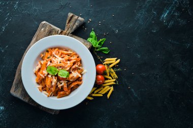 Bacon ve kiraz domates ile makarna pene. İtalyanca yemek metniniz için boş alan. Üst görünüm.