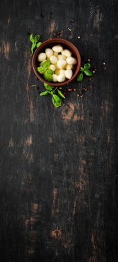 Tabak üzerinde maydanoz ile kızarmış mantar. Siyah bir arka planda. Üst görünüm. Metniniz için boş alan.