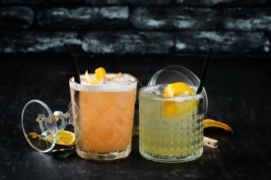 Lezzetli renkli alkollü kokteyller. Ahşap bir arka planda. Üst görünüm. Ücretsiz kopya alanı.