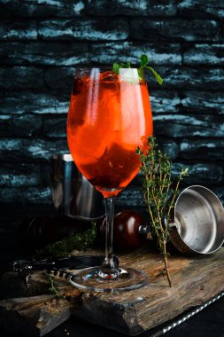 Aperol siyah bir arka planda alkollü kokteyller Sprits. Üst görünüm.