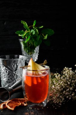 Elma ile sıcak kış kokteyli. Siyah ahşap bir arka planda. Üst görünüm. Ücretsiz kopya alanı