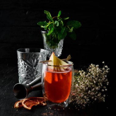 Elma ile sıcak kış kokteyli. Siyah ahşap bir arka planda. Üst görünüm. Ücretsiz kopya alanı