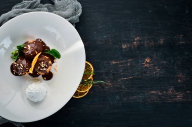 Çikolata ve krem ile pasta. Ahşap bir arka planda. Üst görünüm. Ücretsiz kopya alanı