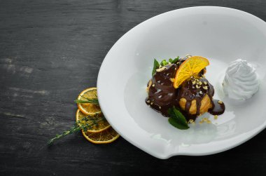 Çikolata ve krem ile pasta. Ahşap bir arka planda. Üst görünüm. Ücretsiz kopya alanı