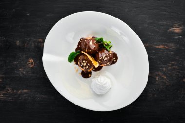 Çikolata ve krem ile pasta. Ahşap bir arka planda. Üst görünüm. Ücretsiz kopya alanı