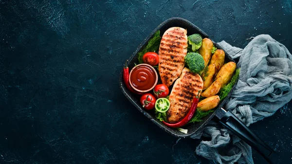 Baked Chicken Fillet Carrot Vegetables Black Stone Background Top View — Stock Photo, Image