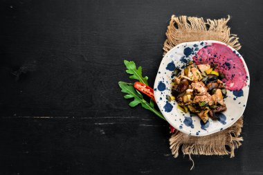 Tavuk, mantar, sebze ve Kabak tohumları ile Unagi salata. Ahşap bir arka planda. Üst görünüm. Metniniz için boş alan.