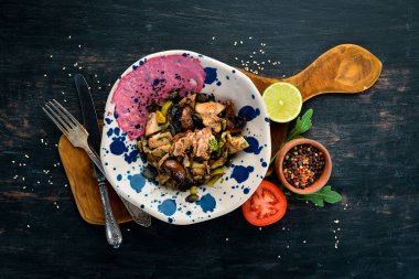 Tavuk, mantar, sebze ve Kabak tohumları ile Unagi salata. Ahşap bir arka planda. Üst görünüm. Metniniz için boş alan.