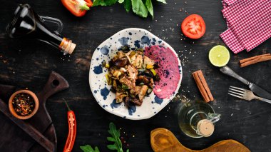 Tavuk, mantar, sebze ve Kabak tohumları ile Unagi salata. Ahşap bir arka planda. Üst görünüm. Metniniz için boş alan.