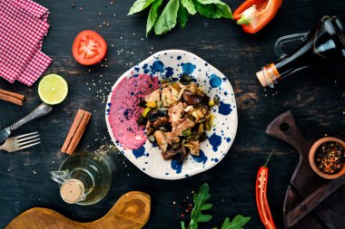 Tavuk, mantar, sebze ve Kabak tohumları ile Unagi salata. Ahşap bir arka planda. Üst görünüm. Metniniz için boş alan.