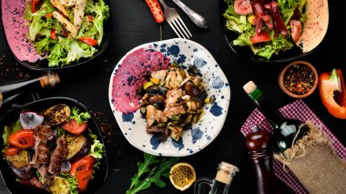 Tavuk, mantar, sebze ve Kabak tohumları ile Unagi salata. Ahşap bir arka planda. Üst görünüm. Metniniz için boş alan.