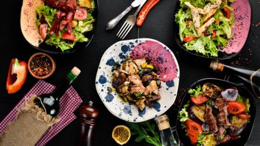 Tavuk, mantar, sebze ve Kabak tohumları ile Unagi salata. Ahşap bir arka planda. Üst görünüm. Metniniz için boş alan.