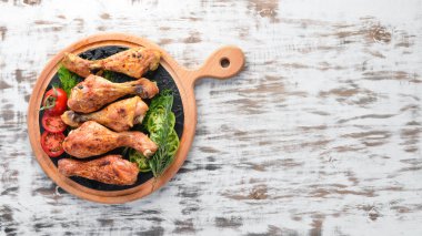 Beyaz ahşap arka plan üzerinde Pişmiş Tavuk bacaklar. Et. Üst te. Ücretsiz kopyalama alanı