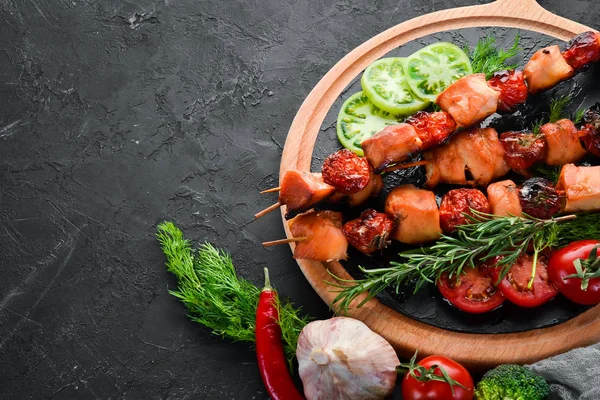 Csirke Shish Kebab Cseresznyeparadicsom Fehér Fából Készült Háttérrel Hús Felülnézet — Stock Fotó