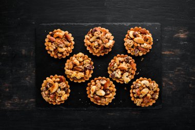 Karamelize fındıklı kurabiyeler. Ahşap bir arka plan üzerinde. Üst te. Ücretsiz kopyalama alanı.