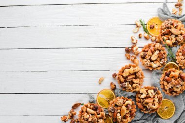 Karamelize fındıklı kurabiyeler. Ahşap bir arka plan üzerinde. Üst te. Ücretsiz kopyalama alanı.