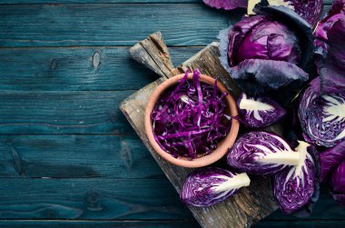 Mavi ahşap arka plan üzerine mor lahana. Organik gıda. Üst te. Metniniz için boş alan.