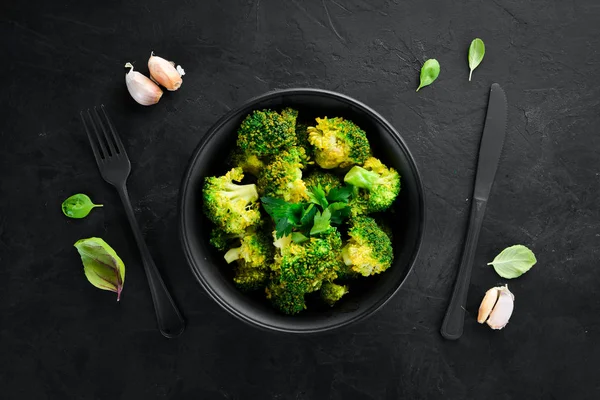 Boiled Broccoli Black Plate Black Background Top View Free Space — Stock Photo, Image