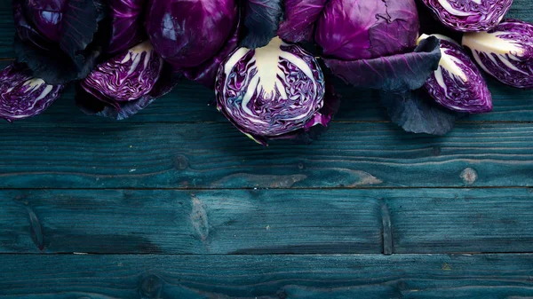 青い木製の背景に紫色のキャベツ オーガニック食品 トップビュー テキストの空き領域 — ストック写真