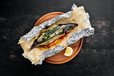 Fırında Sebzeli Uskumru Balığı. Ahşap bir arka plan üzerinde. Üst te. Metniniz için boş alan.