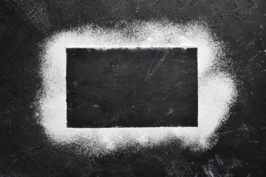 Siyah taş arka plan üzerinde un. Üst te. Ücretsiz kopyalama alanı.