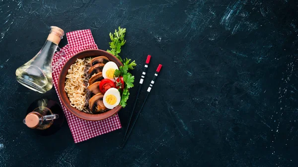 Aziatisch Eten Noedels Met Champignons Eieren Chia Zaden Een Zwarte — Stockfoto