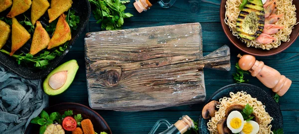 Asiatisches Essen Fischstäbchen Nudeln Meeresfrüchte Samsa Auf Blauem Holzgrund Ansicht — Stockfoto