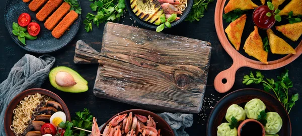 Aziatisch Eten Een Zwarte Houten Achtergrond Bovenaanzicht Vrije Kopieer Ruimte — Stockfoto