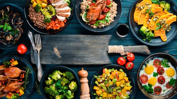 Sortiment Lebensmitteln Salat Avocado Wachteln Pilze Kürbis Auf Blauem Holzgrund — Stockfoto