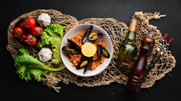 Bulgur Com Mexilhões Molho Tomate Uma Chapa Fundo Antigo Vista — Fotografia de Stock