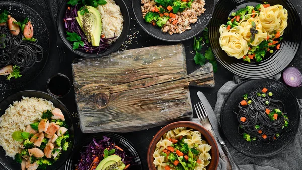 一套食物和菜肴 意大利面 里索托 在黑色背景上 免费复制空间 — 图库照片