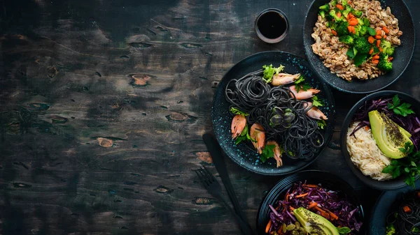 Conjunto Comida Pratos Massa Arroz Risoto Salada Num Fundo Preto — Fotografia de Stock