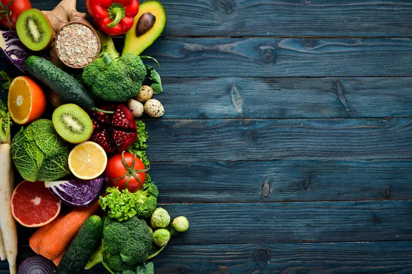 Υγιεινά Βιολογικά Τρόφιμα Μπλε Ξύλινο Φόντο Λαχανικά Και Φρούτα Κορυφαία — Φωτογραφία Αρχείου