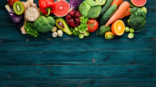 Здоровые Органические Продукты Питания Синем Деревянном Фоне Овощи Фрукты Вид — стоковое фото